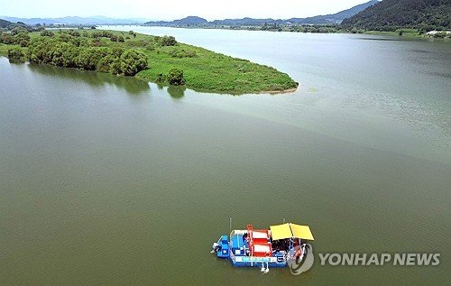 2024년 8월 창녕함안보 녹조제거선 (출처=연합뉴스)