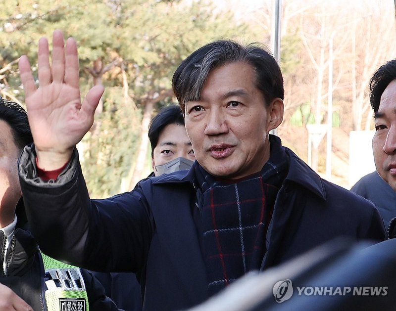 인사하는 조국 (출처=연합뉴스)