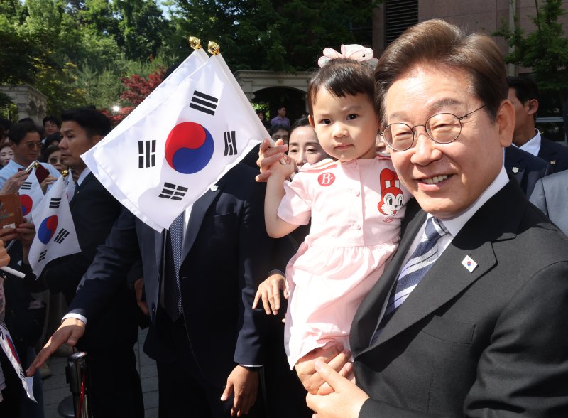 [인천=뉴시스] 최진석 기자 = 이재명 대통령이 4일 인천 계양구 사저에서 어린이를 안고 있다. (대통령실통신사진기자단) 2025.06.04. myjs@newsis.com