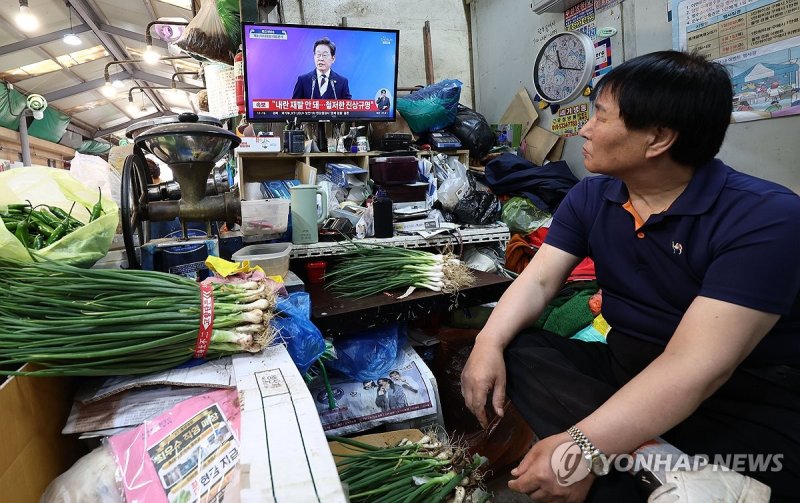 이재명 대통령 취임선서 지켜보는 시장 상인 (출처=연합뉴스)