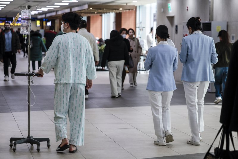 [서울=뉴시스] 정병혁 기자 = 4일 서울의 한 대학병원에서 간호사들이 이동하고 있다. 2025.03.04. jhope@newsis.com