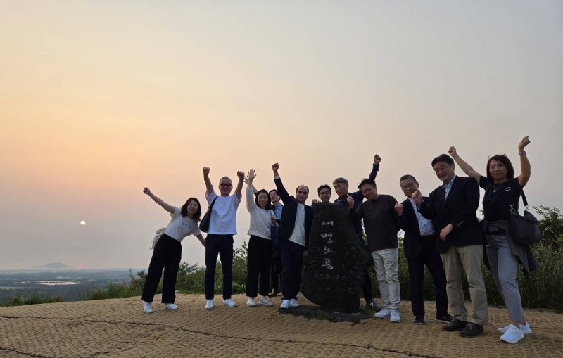 [제주=뉴시스] 일본 주요 여행사 부장단이 새별오름에 오른 후 기념촬영하는 모습. (사진=제주관광공사 제공) 2025.06.04. photo@newsis.com *재판매 및 DB 금지