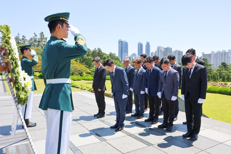 부산세관장, 유엔기념공원 묘역 참배
