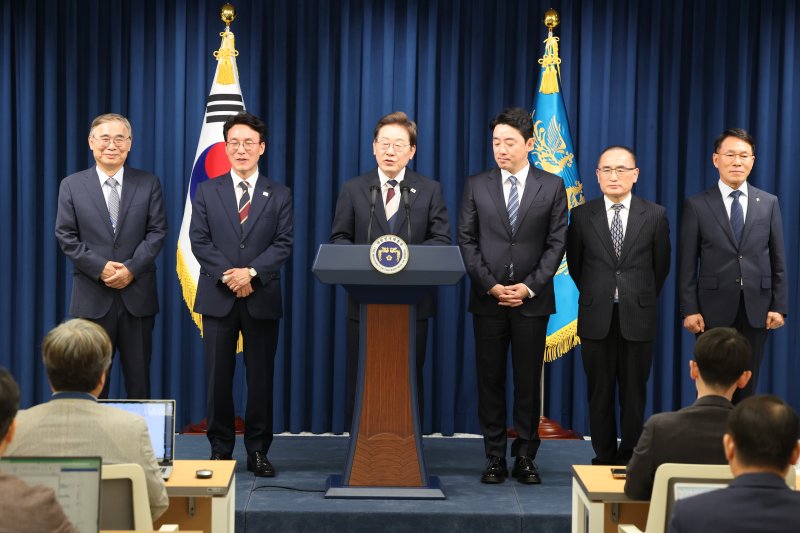 이재명 대통령이 4일 서울 용산구 대통령실 청사 브리핑룸에서 국무총리와 국정원장, 대통령 비서실장 등 인선발표를 하고 있다. 국무총리 후보자로는 김민석 국회의원, 국정원장 후보자로는 이종석 전 통일부장관이 지명됐다. 대통령 비서실장으로는 강훈식 국회의원, 안보실장에는 위성락 국회의원이 임명됐고, 경호처장은 황인권 전 육군 대장, 대변인은 강유정 국회의원이 임명됐다. 2025.6.4/뉴스1 ⓒ News1 허경 기자