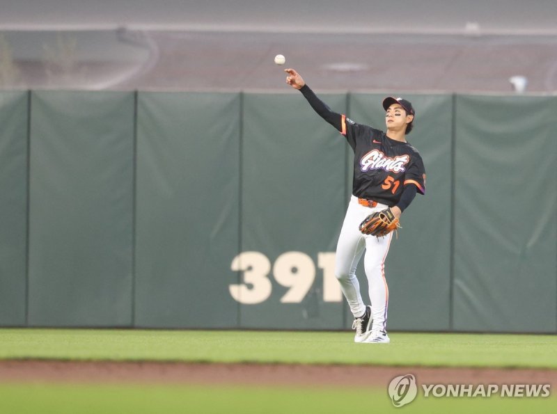 샌디에이고 전에서 뜬공을 처리하는 샌프란시스코 중견수 이정후 (출처=연합뉴스)