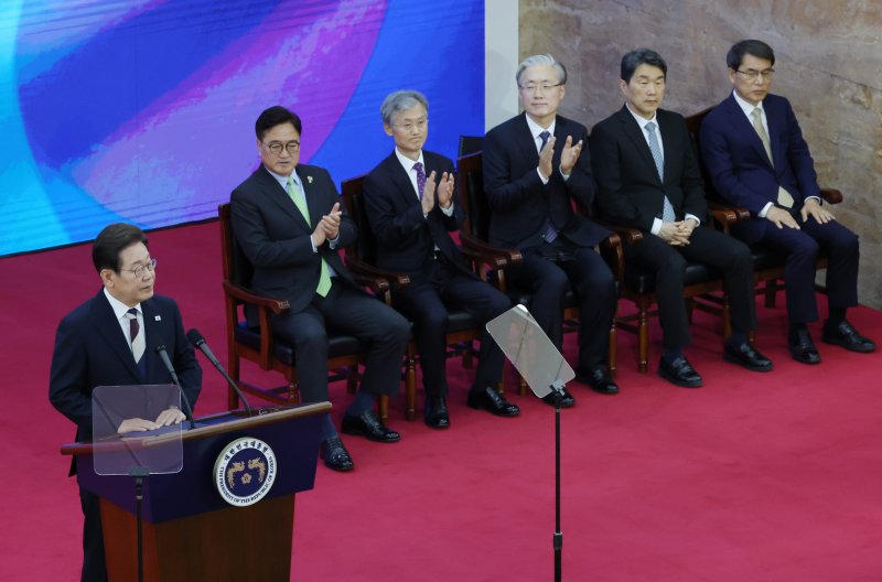 이재명 대통령이 4일 서울 여의도 국회 본청 로텐더홀에서 제21대 대통령 취임사를 하는 가운데 우원식 의장, 조희대 대법원장, 김형두 헌법재판소장 권한대행, 이주호 국무총리 직무대행, 노태악 중앙선거관리위원장이 자리하고 있다. 2025.6.4/뉴스1 ⓒ News1 국회사진기자단