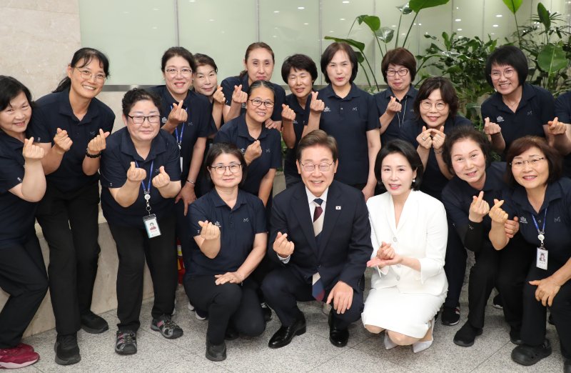 이재명 대통령이 4일 서울 여의도 국회 본청 로텐더홀에서 제21대 대통령 취임 선서를 마친 뒤 청소근로자들과 기념촬영을 하고 있다. 2025.6.4/뉴스1 ⓒ News1 국회사진기자단