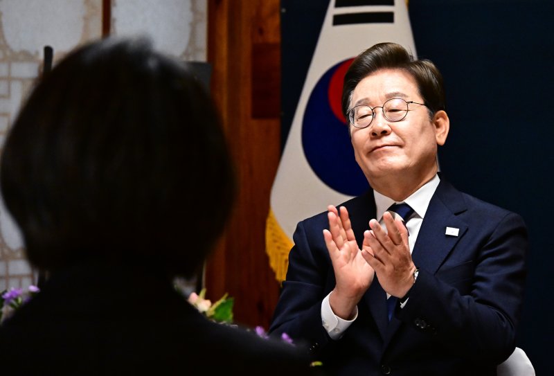 이재명 대통령이 4일 오후 서울 여의도 국회 사랑재에서 열린 제21대 대통령 취임 기념 오찬에 참석해 손뼉치고 있다. 2025.6.4/뉴스1 ⓒ News1 국회사진기자단