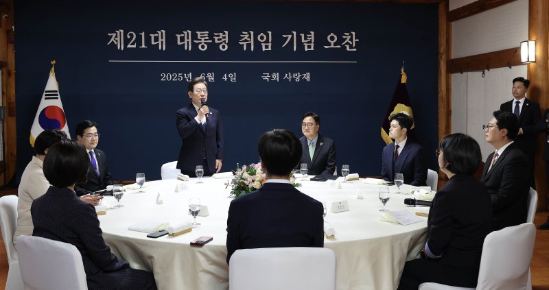 이재명 대통령이 4일 서울 여의도 국회 사랑재에서 가진 국회의장과 정당대표와의 오찬에 참석해 인사말을 하고 있다. 2025.6.4/뉴스1 ⓒ News1 국회사진기자단