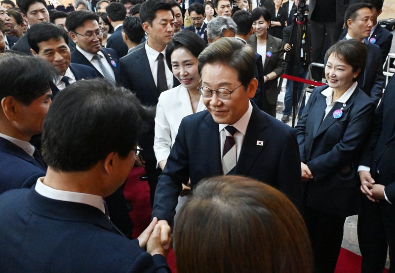 이재명 대통령이 4일 서울 여의도 국회에서 제21대 대통령 취임선서를 마친 뒤 더불어민주당 의원들과 악수하고 있다. 2025.6.4/뉴스1 ⓒ News1 국회사진기자단