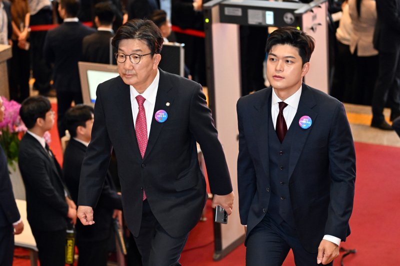 김용태 국민의힘 비상대책위원장과 권성동 원내대표가 4일 서울 여의도 국회에서 열린 제21대 대통령 취임선서에 참석하고 있다. 2025.6.4/뉴스1 ⓒ News1 국회사진기자단