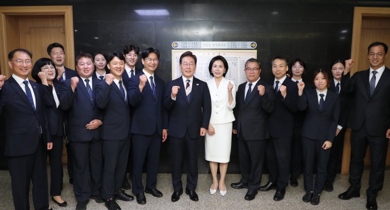 이재명 대통령이 4일 서울 여의도 국회 본청 로텐더홀에서 제21대 대통령 취임 선서를 마친 뒤 방호과 직원들과 기념촬영을 하고 있다. 2025.6.4/뉴스1 ⓒ News1 국회사진기자단