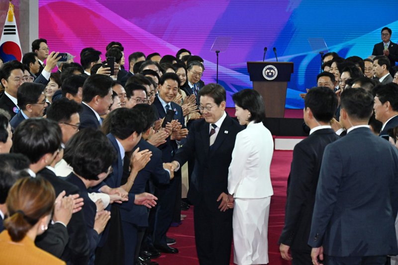 이재명 대통령이 4일 오전 제21대 대통령 취임 선서를 위해 김혜경 여사와 서울 여의도 국회 로텐더홀에 입장하며 참석자들과 인사를 나누고 있다. 2025.6.4/뉴스1 ⓒ News1 국회사진기자단