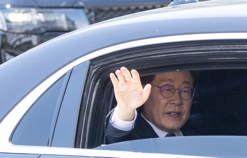 이재명 대통령이 4일 서울 여의도 국회 본청 로텐더홀에서 제21대 대통령 취임 선서를 마친 뒤 대통령실로 향하는 도중 시민들에게 인사하고 있다. 2025.6.4/뉴스1 ⓒ News1 이재명 기자