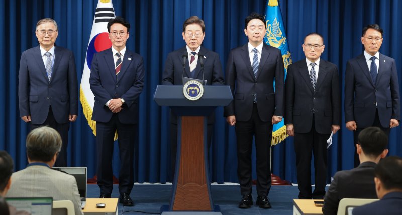 이재명 대통령이 4일 서울 용산구 대통령실 청사 브리핑룸에서 국무총리와 국정원장, 대통령 비서실장 등 인선발표를 하고 있다. 국무총리 후보자로는 김민석 국회의원, 국정원장 후보자로는 이종석 전 통일부장관이 지명됐다. 대통령 비서실장으로는 강훈식 국회의원, 안보실장에는 위성락 국회의원이 임명됐고, 경호처장은 황인권 전 육군 대장, 대변인은 강유정 국회의원이 임명됐다. 사진=뉴스1