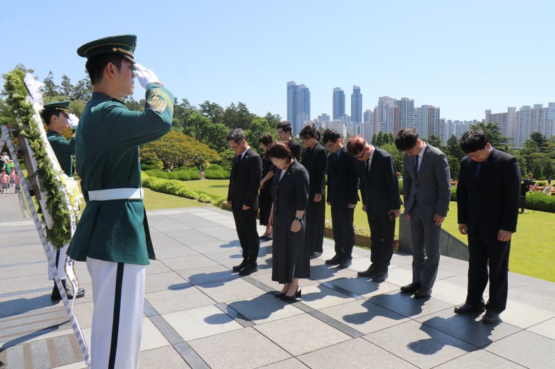 [부산=뉴시스] 한순영 부산울산병무청장이 4일 오전 부산 남구 UN기념공원을 찾아 전몰 장병들의 묘역에 참배하고 있다. (사진=부산울산병무청 제공) 2025.06.04. photo@newsis.com *재판매 및 DB 금지