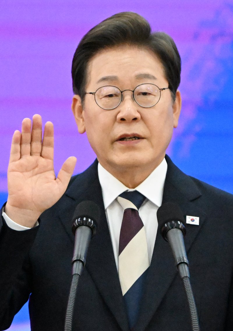 [서울=뉴시스] 국회사진기자단 = 이재명 대통령이 4일 서울 여의도 국회에서 열린 취임식에서 취임선서를 하고 있다. 흰색과 짙은 붉은색, 파란색이 조화를 이룬 넥타이가 시선을 끌고 있다. 2025.06.04. photo@newsis.com
