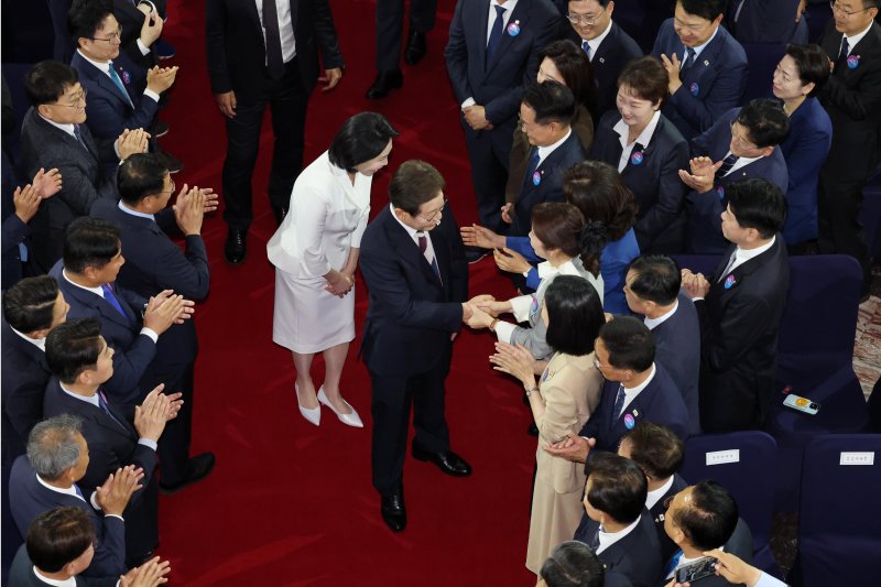 [서울=뉴시스] 국회사진기자단 = 이재명 대통령과 부인 김혜경 여사가 4일 서울 여의도 국회 로텐더홀에서 열린 제21대 대통령 취임선서에 참석하며 참석자들과 인사하고 있다. 2025.06.04. photo@newsis.com
