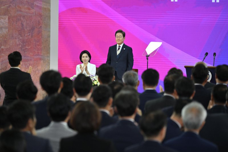 [서울=뉴시스] 국회사진기자단 = 이재명 대통령이 4일 서울 여의도 국회에서 열린 제21대 대통령 취임선서식에서 연설 후 박수를 받고 있다. 2025.06.04. photo@newsis.com