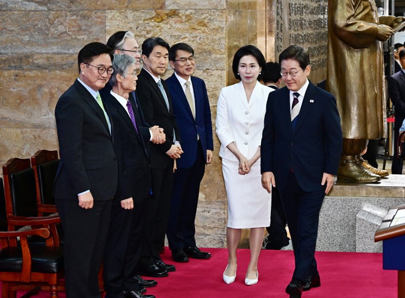 [서울=뉴시스] 국회사진기자단 = 이재명 대통령 내외가 4일 오전 서울 여의도 국회 로텐더홀에서 열린 취임선서에 참석하고 있다. 2025.06.04. photo@newsis.com