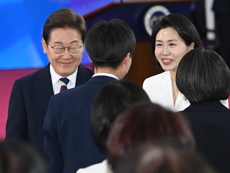 [서울=뉴시스] 국회사진기자단 = 이재명 대통령과 김혜경 여사가 4일 오전 서울 여의도 국회 로텐더홀에서 제21대 대통령 취임 선서식에 참석한 의원들과 인사를 하고 있다. 2025.06.04. photo@newsis.com