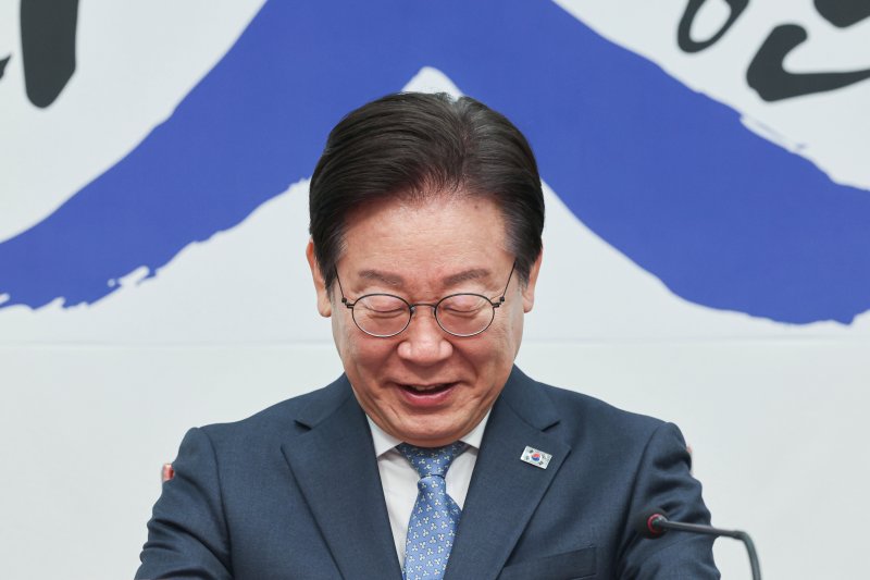 [서울=뉴시스] 권창회 기자 = 이재명 더불어민주당 대표가 26일 오전 서울 여의도 국회에서 열린 최고위원회의에서 미소짓고 있다. 2025.02.26. kch0523@newsis.com