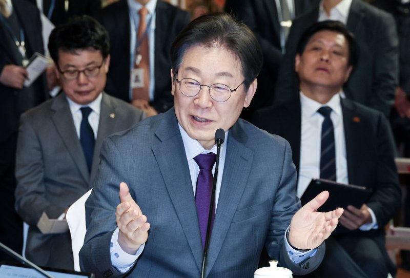 [서울=뉴시스] 국회사진기자단 = 이재명 더불어민주당 대표가 20일 서울 여의도 국회 사랑재에서 열린 국정 안정을 위한 국회-정부 국정협의회에서 모두발언하고 있다. 2025.02.20. photo@newsis.com