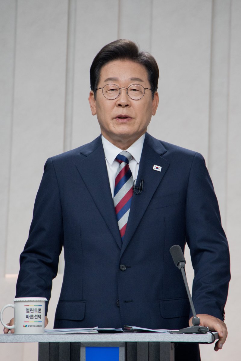 [서울=뉴시스] 국회사진기자단 = 이재명 더불어민주당 대선후보가 27일 오후 서울 마포구 상암동 MBC 스튜디오에서 열린 중앙선거방송토론위원회 주관 제21대 대통령선거 3차 후보자토론회 준비를 하고 있다. 2025.05.27. photo@newsis.com