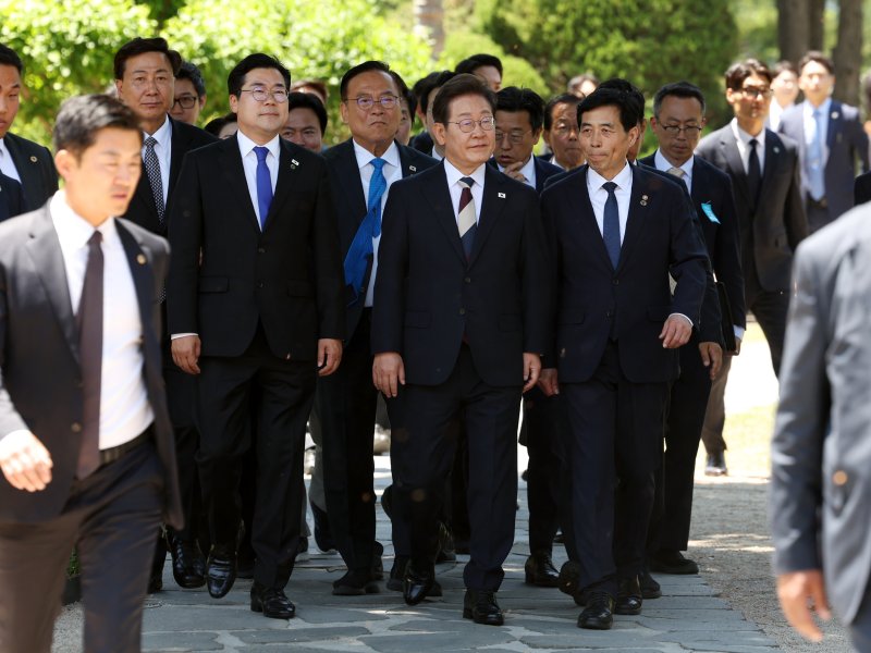 [서울=뉴시스] 조성우 기자 = 이재명 대통령이 4일 서울 여의도 국회 로텐더홀에서 취임 선서를 마친 뒤 우원식 국회의장 및 여야 6당 대표와 오찬을 위해 박찬대(왼쪽) 더불어민주당 대표 직무대행과 김민기 국회 사무총장과 함께 사랑재로 이동하고 있다. 2025.06.04. xconfind@newsis.com