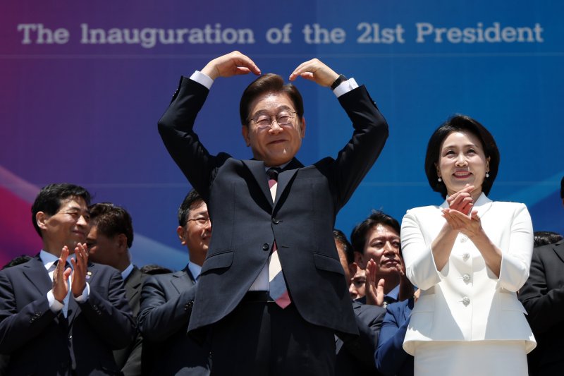 [서울=뉴시스] 조성우 기자 = 이재명 대통령 내외가 4일 오전 서울 여의도 국회 로텐더홀에서 취임 선서를 마치고 나와 잔디광장에 모인 시민들을 향해 하트를 만들어 보이고 있다. 2025.06.04. xconfind@newsis.com