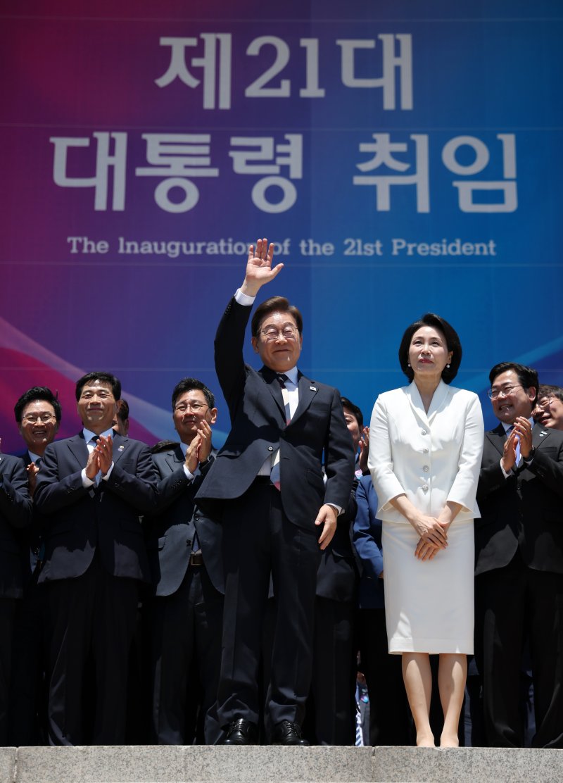 [서울=뉴시스] 조성우 기자 = 이재명 대통령 내외가 4일 오전 서울 여의도 국회 로텐더홀에서 취임 선서를 마치고 나와 잔디광장에 모인 시민들을 향해 인사하고 있다. 2025.06.04. xconfind@newsis.com