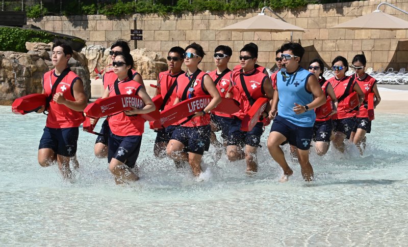 [용인=뉴시스] 김종택 기자 = 본격적인 물놀이철을 앞두고 4일 경기 용인시 에버랜드 캐리비안 베이에서 라이프가드(수상안전요원)들이 체력단련을 하고 있다. 캐리비안 베이는 오는 6일 타워부메랑고, 타워래프트 등 야외 물놀이 시설을 순차적으로 오픈할 예정이다. 2025.06.04. jtk@newsis.com