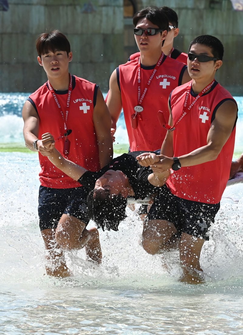 [용인=뉴시스] 김종택 기자 = 본격적인 물놀이철을 앞두고 4일 경기 용인시 에버랜드 캐리비안 베이에서 라이프가드(수상안전요원)들이 구조훈련을 하고 있다. 캐리비안 베이는 오는 6일 타워부메랑고, 타워래프트 등 야외 물놀이 시설을 순차적으로 오픈할 예정이다. 2025.06.04. jtk@newsis.com
