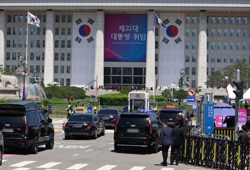 [서울=뉴시스] 고승민 기자 = 이재명 대통령 차량 행렬이 4일 취임식을 위해 서울 여의도 국회로 들어서고 있다. 2025.06.04. kkssmm99@newsis.com