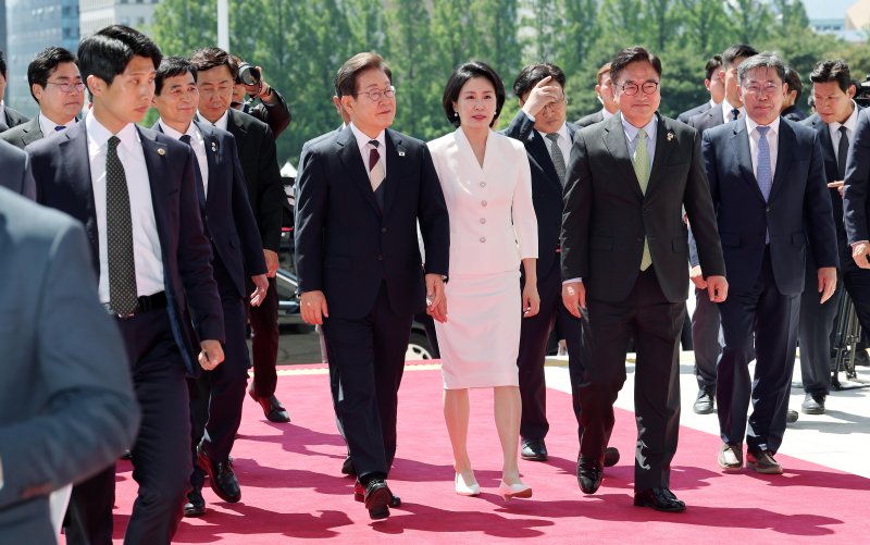 [서울=뉴시스] 국회사진기자단 = 이재명 대통령 내외가 영접 나온 우원식 국회의장과 함께 4일 취임 행사가 열리는 서울 여의도 국회 본청으로 들어서고 있다. 2025.06.04. photo@newsis.com