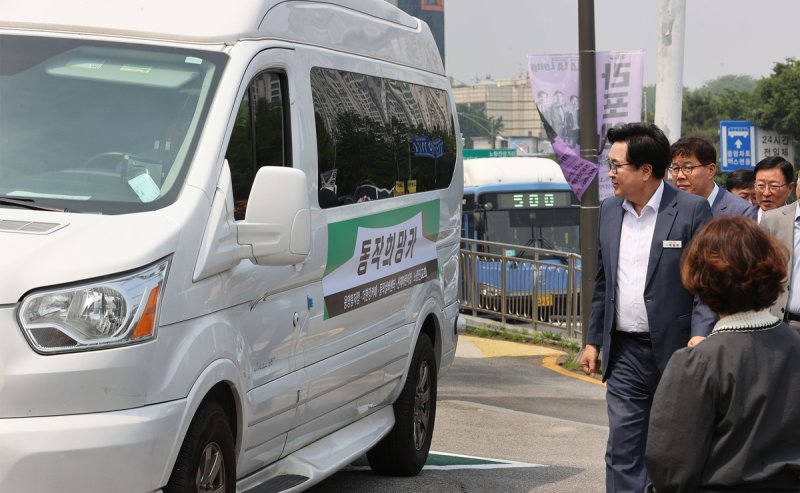 '동작희망카'를 둘러보는 박일하 구청장 (출처=연합뉴스)