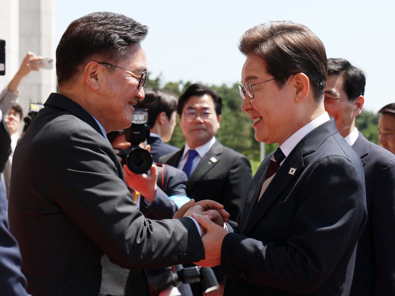 [서울=뉴시스] 조성우 기자 = 이재명 대통령이 취임 선서를 하기 위해 4일 오전 서울 여의도 국회에 들어서며 우원식 국회의장과 악수하고 있다. 2025.06.04. xconfind@newsis.com