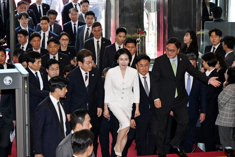 [서울=뉴시스] 국회사진기자단 = 이재명 대통령과 김혜경 여사, 우원식 국회의장이 4일 오전 서울 여의도 국회에서 열린 제21대 대통령 취임선서식에 참석하고 있다. 2025.06.04. photo@newsis.com