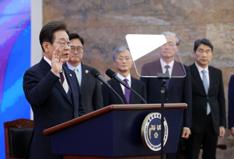 [서울=뉴시스] 국회사진기자단 = 이재명 대통령이 4일 서울 여의도 국회에서 열린 취임식에서 취임선서를 하고 있다. 2025.06.04. photo@newsis.com