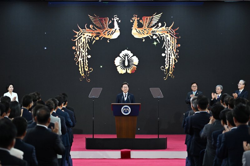 [서울=뉴시스] 국회사진기자단 = 제21대 대한민국 대통령으로 취임한 이재명 대통령이 4일 오전 국회 로텐더홀에서 취임사를 하고 있다.2025.06.04. photo@newsis.com