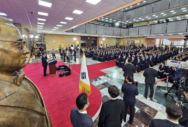 [서울=뉴시스] 국회사진기자단 = 이재명 대통령이 4일 서울 여의도 국회에서 열린 취임식에서 취임사를 하고 있다. 2025.06.04. photo@newsis.com