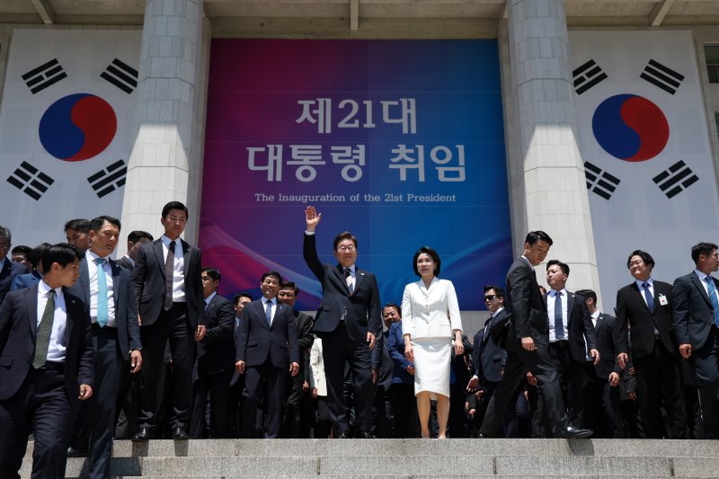 [서울=뉴시스] 조성우 기자 = 이재명 대통령 내외가 4일 오전 서울 여의도 국회 로텐더홀에서 취임 선서를 마치고 나와 잔디광장에 모인 시민들을 향해 인사하고 있다. 2025.06.04. xconfind@newsis.com