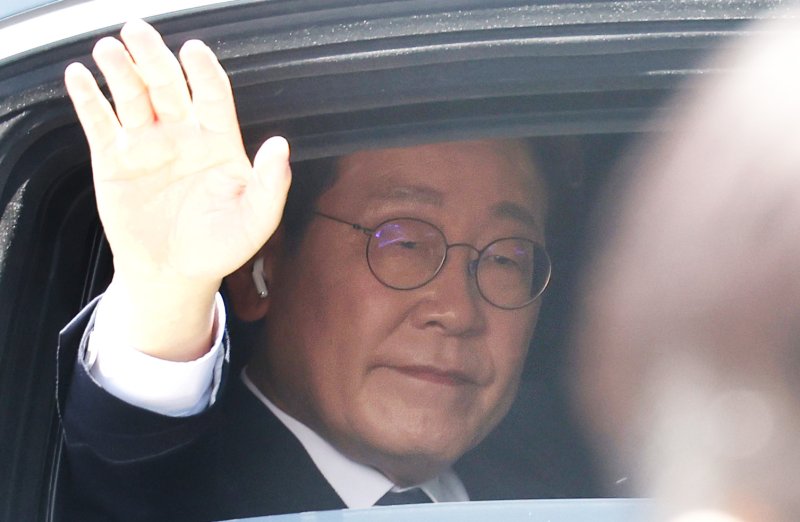 [서울=뉴시스] 조성봉 기자 = 이재명 대통령이 4일 오후 서울 여의도 국회에서 제21대 대통령 취임선서식을 마치고 용산 대통령실로 이동하며 차 안에서 시민들에게 손 인사를 하고 있다. 2025.06.04. suncho21@newsis.com