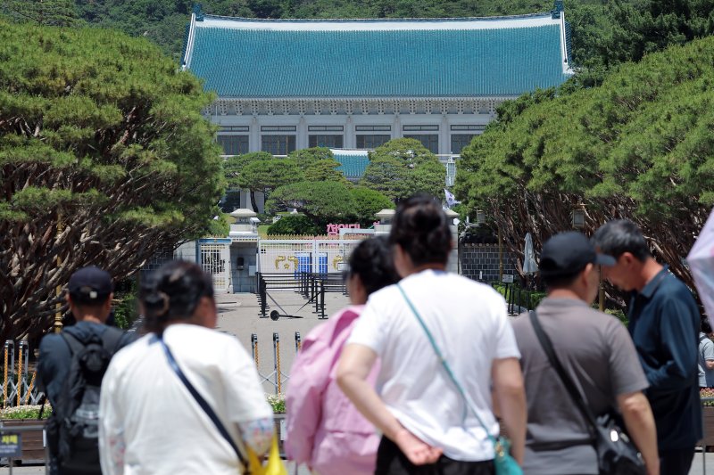 권력의 상징에서 ‘국민 품으로 돌아간 공간’으로 환영받았던 청와대가 다시 대통령 집무실로 변경될 예정인 가운데 4일 휴관으로 문이 닫힌 청와대를 찾은 외국인 관광객들이 아쉬워 하고 있다. 2025.6.4/뉴스1 ⓒ News1 박정호 기자