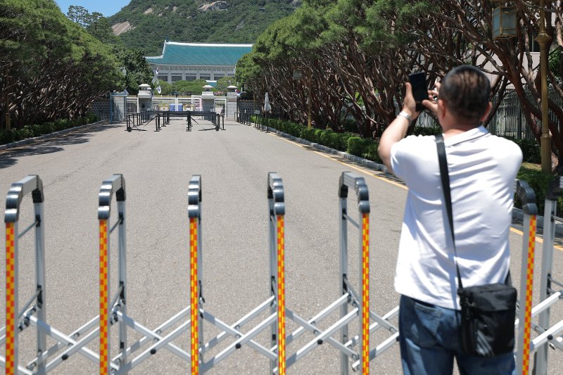 권력의 상징에서 ‘국민 품으로 돌아간 공간’으로 환영받았던 청와대가 다시 대통령 집무실로 변경될 예정인 가운데 4일 휴관으로 문이 닫힌 청와대를 찾은 외국인 관광객이 기념 사진을 찍고 있다. 2025.6.4/뉴스1 ⓒ News1 박정호 기자