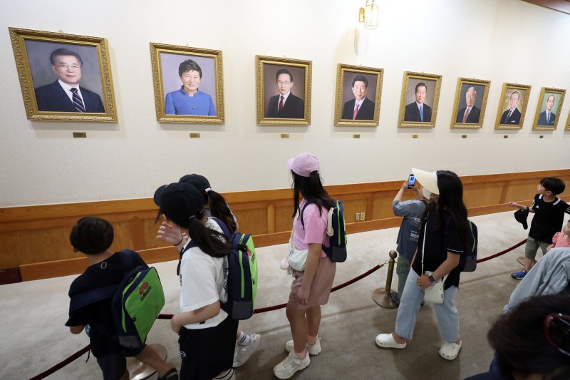 제21대 대통령 선거 투표일인 3일 서울 종로구 청와대에서 관람객들이 역대 대통령 초상화를 살펴보고 있다. 2025.6.3/뉴스1 ⓒ News1 황기선 기자