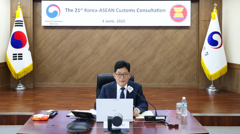 고광효 관세청장이 4일 영상회의로 열린 ‘제21차 한-아세안 관세청장 회의’에서 아세안 10개국 관세당국 대표들과 인사를 나누고 있다.