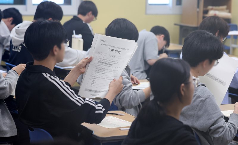 재수생들이 2026학년도 대학수학능력시험 6월 평가원 모의고사 시행일인 4일 오전 서울 양천구 종로학원 고사실에서 시험지를 배부받고 있다. (공동취재) 2025.6.4/뉴스1 ⓒ News1 이승배 기자