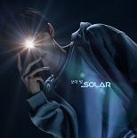 ′보이즈2플래닛′, 첫 포스터 공개…빛 쏘는 의문의 미소년