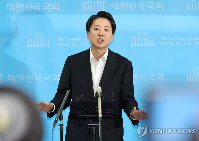 취재진 질문에 답변하는 이준석 후보 (출처=연합뉴스)